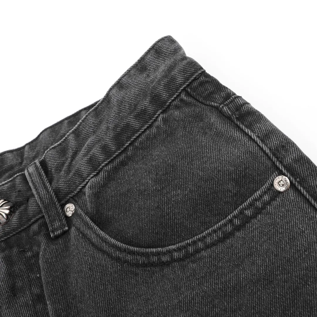 P220 model number Y833 Chrome Hearts/Chrome Hearts classic leather label cross denim trousers After the trousers are finished, they are subjected to heavy enzyme stone grinding and rinsing. Each pair is different in washing. The heavy washing process has many hidden secret details. The trousers featured this time are perfect in terms of shape and upper body. It is no exaggeration to say that it takes more time to make 20 short-sleeves than to make one pair of jeans. The fabric is made of 12.2 ounces of high-quality denim. Only denim with 12 ounces or more can have the unique high-end texture of denim. I am very satisfied with the proofing after several washes. Size:28-34